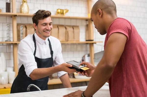 Cliente que paga com cartão de crédito — Fotografia de Stock