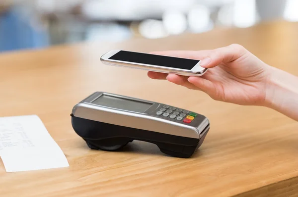 Paying with nfc technology — Stock Photo, Image