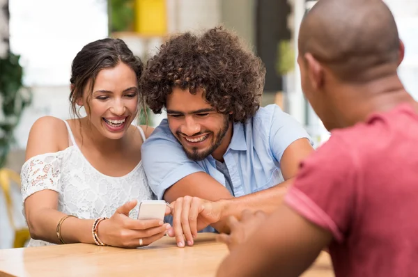 Cep telefonu kullanan arkadaş