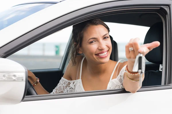 Mulher mostrando chaves do carro — Fotografia de Stock