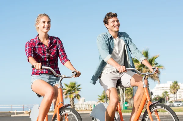 Young couple cycling — Stock Photo, Image