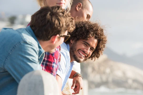 Amigos desfrutando férias — Fotografia de Stock