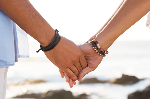 Pareja cogida de la mano — Foto de Stock