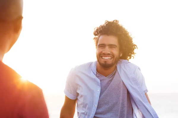 Sorridente giovane uomo — Foto Stock