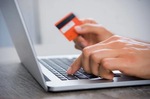 Онлайн-оплата кредитной картой — стоковое фото