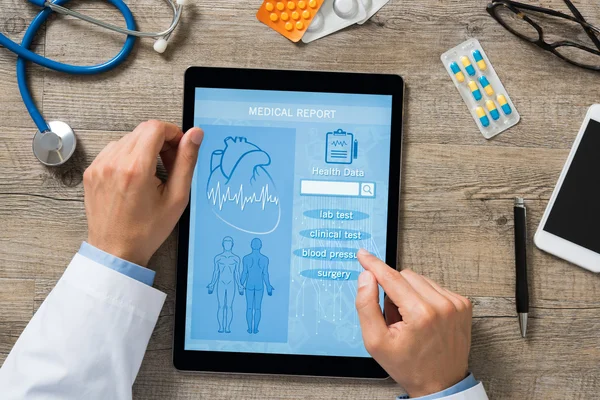 Doctor using tablet — Stock Photo, Image