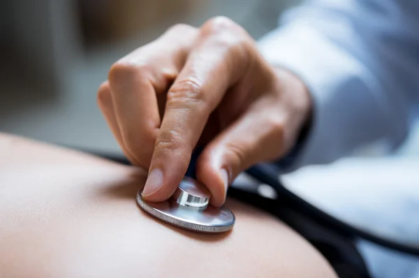 Doctor ascultating patient — Stock Photo, Image