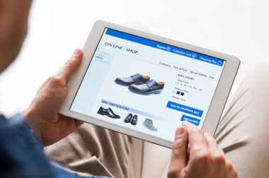İnternetten alışveriş yapan adam