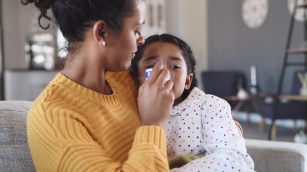 Madre Nera Aiuta Figlia Malata Usare Nebulizzatore Mentre Abbraccia Sul — Video Stock