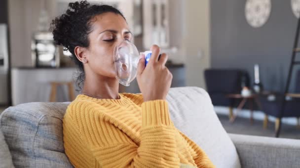 Zwarte Jonge Vrouw Met Een Masker Vernevelaar Inhaleert Medicijnen Longen — Stockvideo