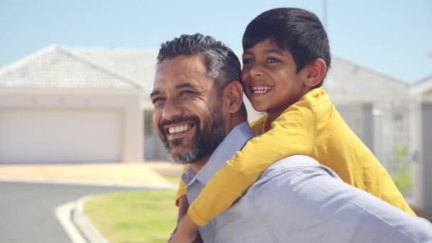 Pai Indiano Feliz Dar Boleia Para Filho Olhar Para Câmara — Vídeo de Stock