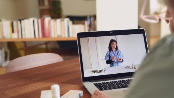 Achteraanzicht Van Een Oudere Vrouw Die Videogesprekken Voert Met Haar — Stockvideo