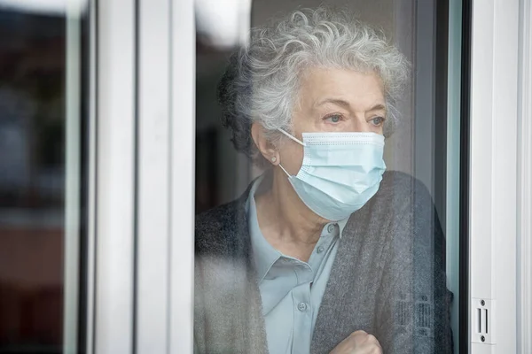 Portrait Lonely Old Woman Wearing Surgical Mask Looking Window Lockdown — Stock Photo, Image