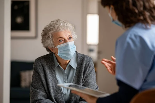 Oudere Vrouw Die Thuis Een Veiligheidsmasker Draagt Praat Met Een — Stockfoto