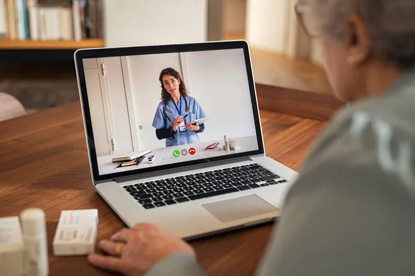 Vecchia Donna Che Utilizza Computer Portatile Una Consultazione Online Con — Foto Stock