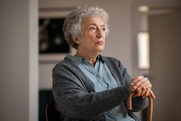 Gepensioneerde Ongelukkige Vrouw Met Haar Houten Wandelstok Thuis Eenzame Oudere — Stockfoto