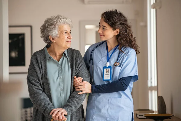 Junge Pflegerin Hilft Seniorin Beim Gehen Krankenschwester Unterstützt Ihre Alte — Stockfoto