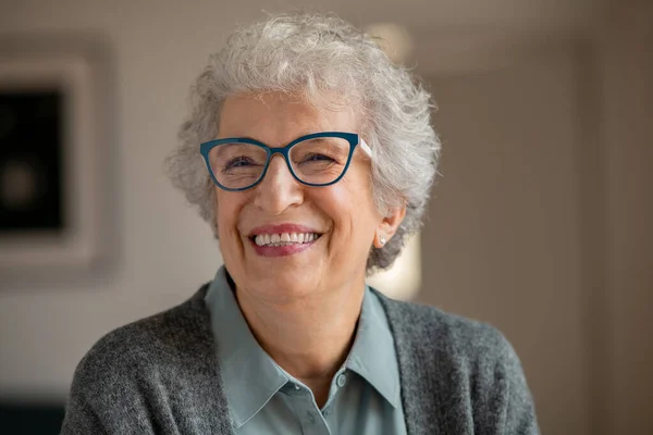 Ευτυχισμένη Συνταξιούχος Ηλικιωμένη Γυναίκα Που Φοράει Γυαλιά Και Χαλαρώνει Στο — Φωτογραφία Αρχείου