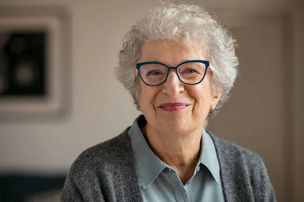Portret Szczęśliwej Emerytki Patrzącej Kamerę Nowych Okularach Uśmiechnięta Staruszka Okularach — Zdjęcie stockowe