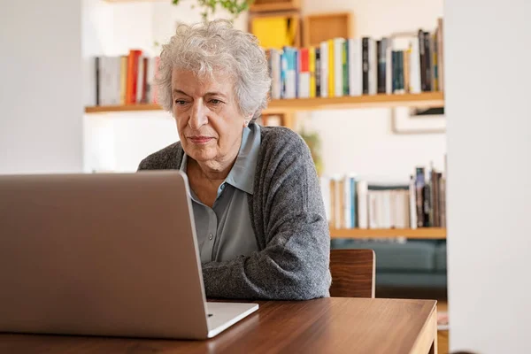 Mulher Idosa Concentrada Navegando Internet Laptop Casa Idosos Aposentados Usando — Fotografia de Stock