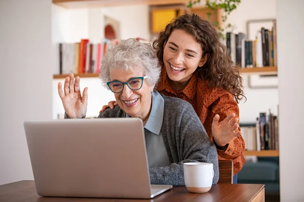 Glada Barnbarn Med Mormor Sitter Hemma Och Viftar Med Handen — Stockfoto