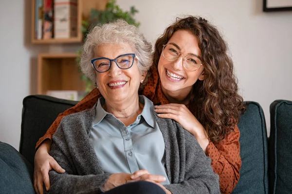 Retrato Vieja Abuela Nieta Adulta Abrazándose Con Amor Sofá Mientras —  Fotos de Stock