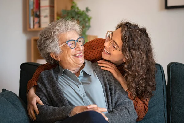 Öreg Nagymama Felnőtt Unoka Ölelkeznek Otthon Egymásra Néznek Boldog Idős — Stock Fotó