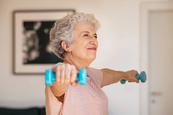 Donna Anziana Che Solleva Pesi Lavora Casa Vecchia Donna Che — Foto Stock