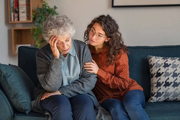 Zorgzame Dochter Troost Gefrustreerde Ongelukkige Oudere Vrouw Houden Van Volwassen — Stockfoto