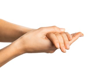 Beyaz arka plana losyon sürerken kadın ellerini birbirine sürterek kapat. Kadın krem sürüyor ve el masajı yapıyor. Beyaz arkaplana izole edilmiş nemlendirici krem ya da el dezenfektanı süren genç bir kadının yan görüntüsü.
