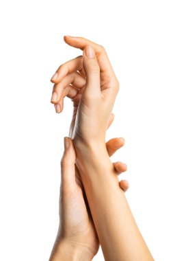 Beyaz arka planda izole edilmiş ipek gibi kadın ellerini kapat. İnce parmaklı nazik kadın elleri. Tırnaklarındaki manikür: yumuşaklık ve cilt bakımı kavramı