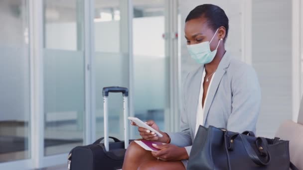 Mulher Negócios Negra Madura Usando Telefone Celular Aeroporto Sala Espera — Vídeo de Stock