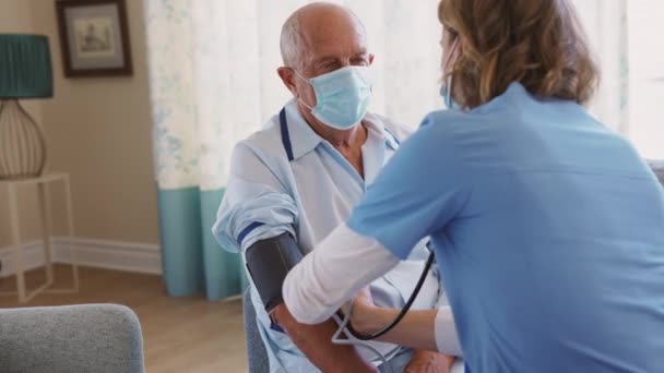 Ein Älterer Mann Schlafanzug Lässt Sich Von Einer Krankenschwester Mit — Stockvideo