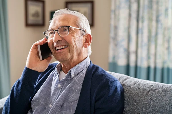 Viejo Sonriente Hablando Por Teléfono Inteligente Mientras Relaja Casa Hombre — Foto de Stock