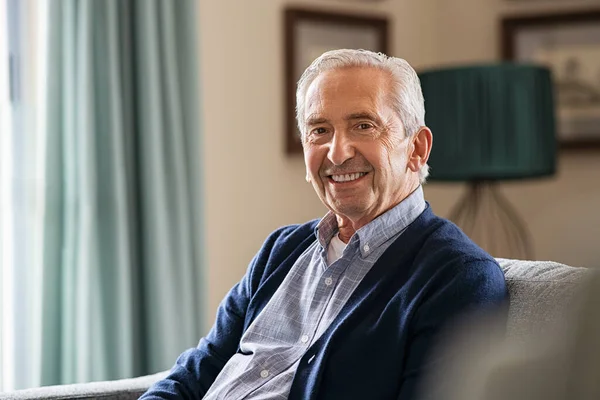 Retrato Anciano Feliz Sonriendo Casa Viejo Casual Relajarse Sofá Mirando — Foto de Stock