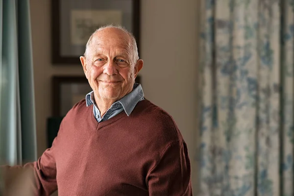 Porträt Eines Glücklichen Rentners Der Hause Fenster Steht Zufriedener Alter — Stockfoto