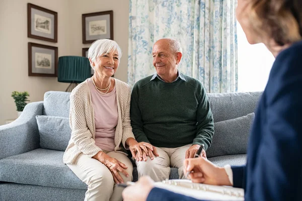 Läkare Hembesök Med Äldre Par Finansiell Försäkringsagent Hålla Urklipp Och — Stockfoto