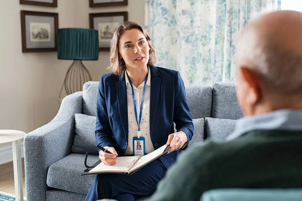 Gammal Socialarbetare Pratar Med Äldre Man Och Noterar Hälsoframsteg Mid — Stockfoto