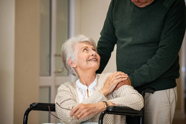 Mari Aîné Réconfortant Une Femme Fauteuil Roulant Tenant Par Main — Photo