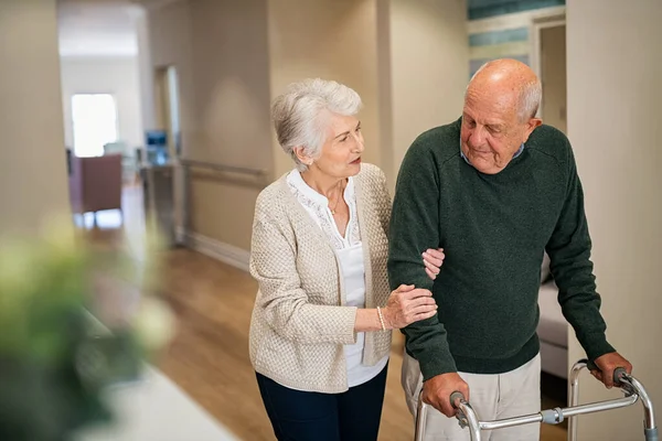 Äldre Kvinna Hjälper Sin Man Att Med Rullator Vårdhemmet Senior — Stockfoto