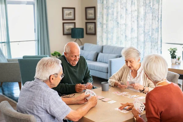 Personas Mayores Felices Jugando Las Cartas Juntas Comunidad Jubilados Grupo —  Fotos de Stock