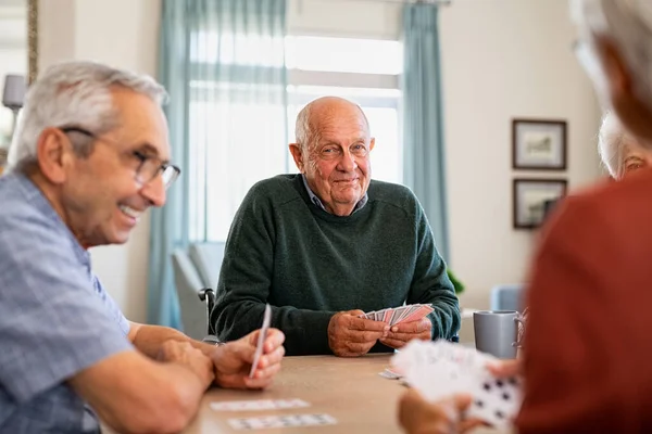 Gepensioneerde Oudere Man Een Rolstoel Die Kaarten Speelt Met Vrienden — Stockfoto