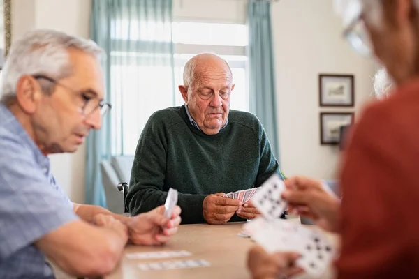 Homem Idoso Aposentado Cadeira Rodas Jogando Cartas Com Seus Amigos — Fotografia de Stock