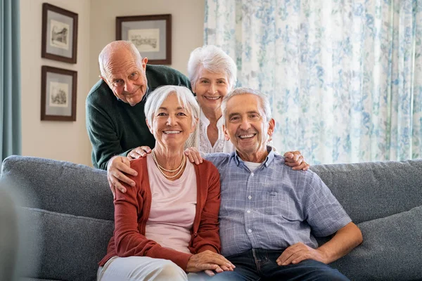 Πορτρέτο Των Ευτυχισμένων Ηλικιωμένων Στον Καναπέ Στο Κέντρο Φροντίδας Κοιτάζοντας — Φωτογραφία Αρχείου