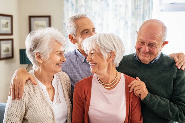 Personas Mayores Felices Centro Atención Mirándose Riéndose Alegre Pareja Ancianos — Foto de Stock