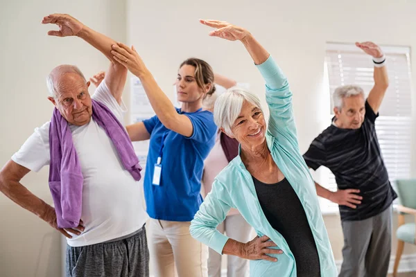 Actieve Senioren Doen Oefeningen Met Fysiotherapeut Verzorgingstehuis Sportschool Trainer Die — Stockfoto