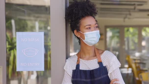 Feliz Mulher Africana Sorridente Usando Máscara Facial Avental Volta Trabalho — Vídeo de Stock