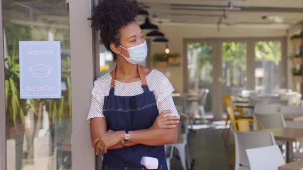 Glimlachende Afrikaanse Vrouw Met Gezichtsmasker Schort Weer Aan Het Werk — Stockvideo