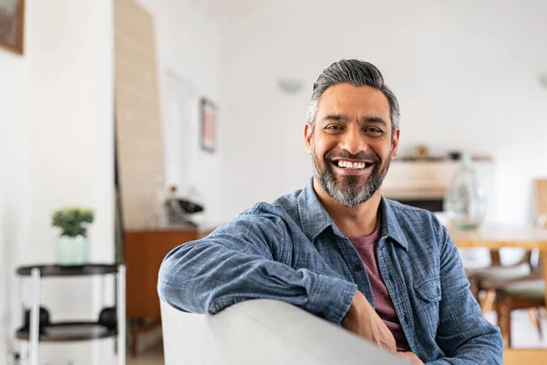 Retrato Hombre Maduro Guapo Relajándose Sofá Casa Mientras Mira Cámara —  Fotos de Stock