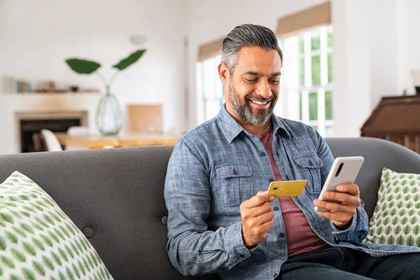 Medio Oriente Uomo Maturo Con Barba Con Carta Credito Effettuare — Foto Stock